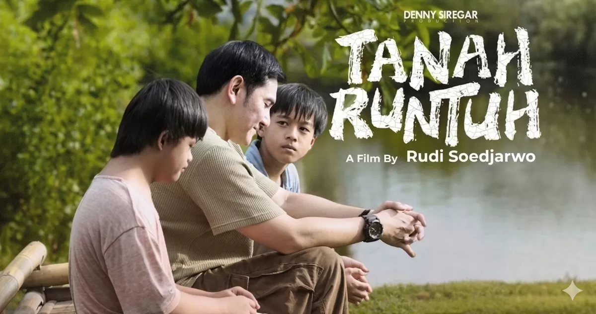Film "Tanah Runtuh" mengisahkan kakak-beradik yang berjuang mencari ibunda mereka yang terpisah di tengah konflik.  (Youtube @cinema21)