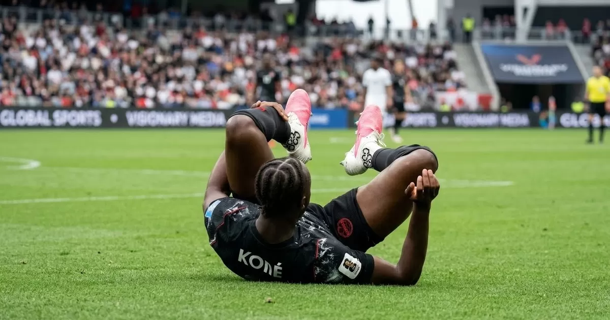 Cedera patah tulang kaki yang dialami Isma&euml;l Kon&eacute; ternyata juga pernah dialami beberapa pesepakbola lain.  (Istimewa - Pejuang Kantoran/Google Gemini)