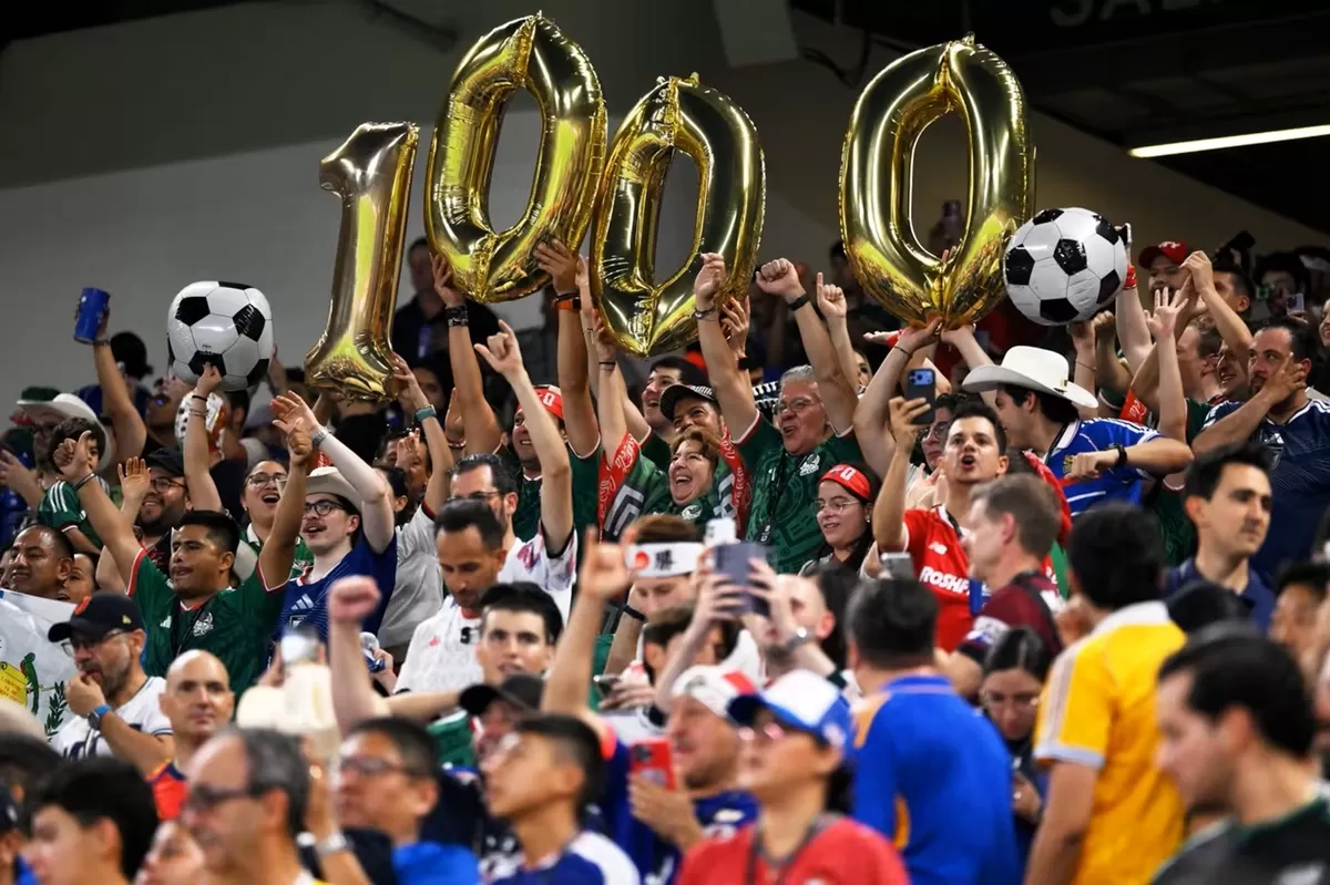 Penonton mengangkat balon untuk merayakan pertandingan ke-1.000 Piala Dunia FIFA antara Tunisia dan Jepang di Monterrey. Banyak aturan baru diterapkan pada Piala Dunia FIFA 2026 ini.  (FIFA.com )