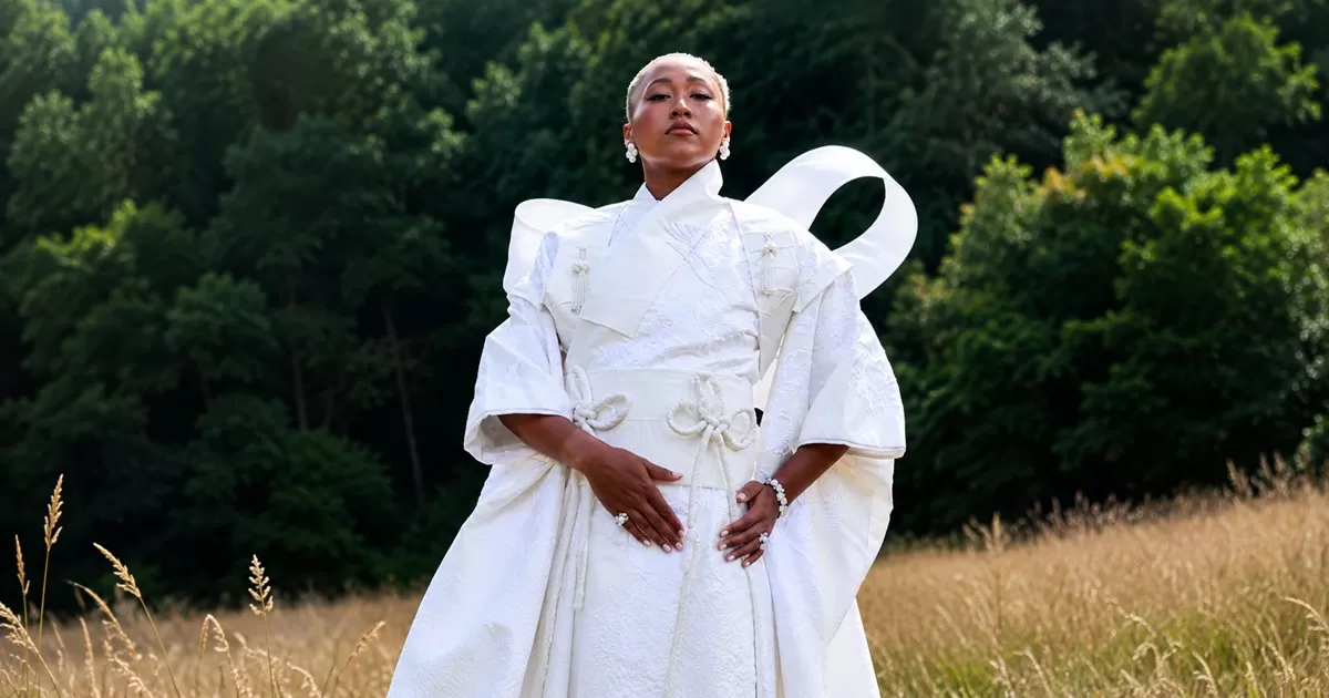 Petenis Jepang Naomi Osaka tampil memukau dengan kimono rancangan Hana Yagi di turnamen tenis Wimbledon 2026. (Instagram @britishvogue)
