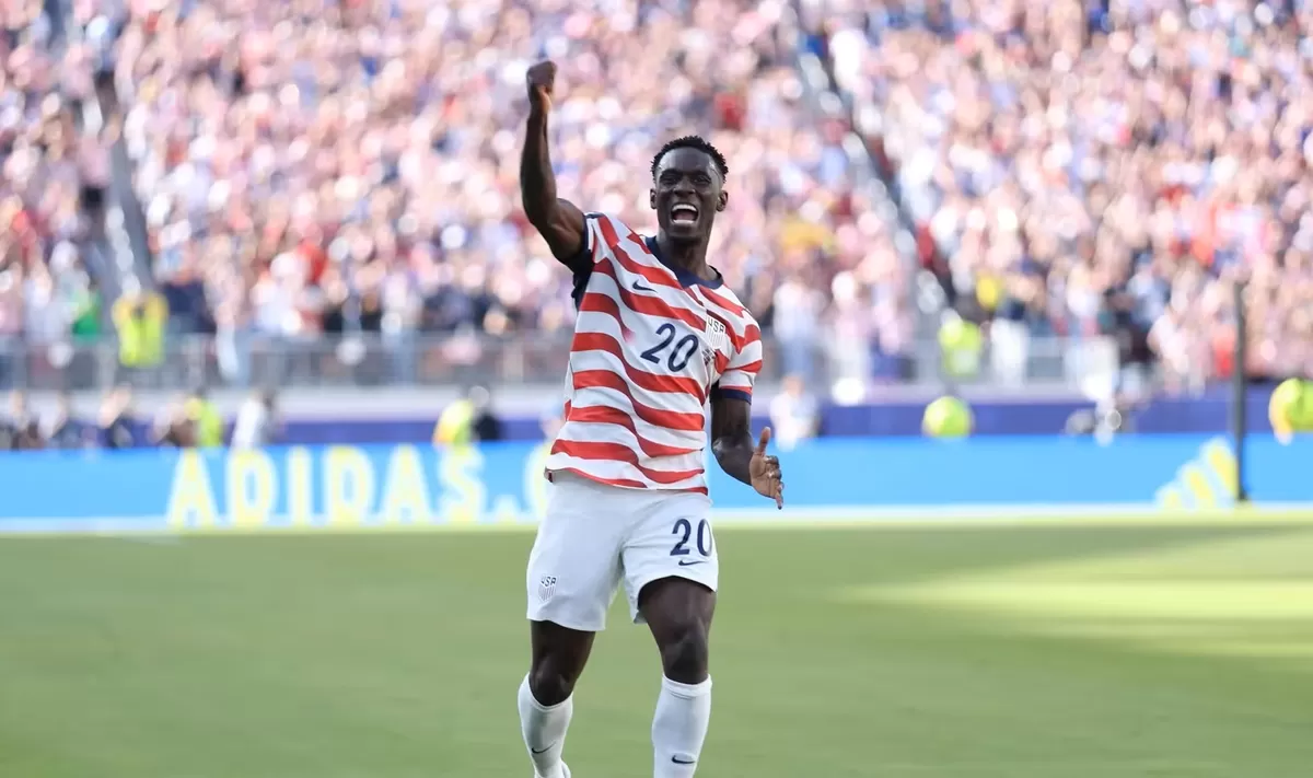 Folarin Balogun striker Amerika ini mendapatkan hak istimewa, ditangguhkan kartu merahnya. Ternyata penangguhan kartu merah ini bukan pertama kalinya dilakukan FIFA. Ada beberapa pemain yang mendapatkan privillage itu.  (FIFA.com)