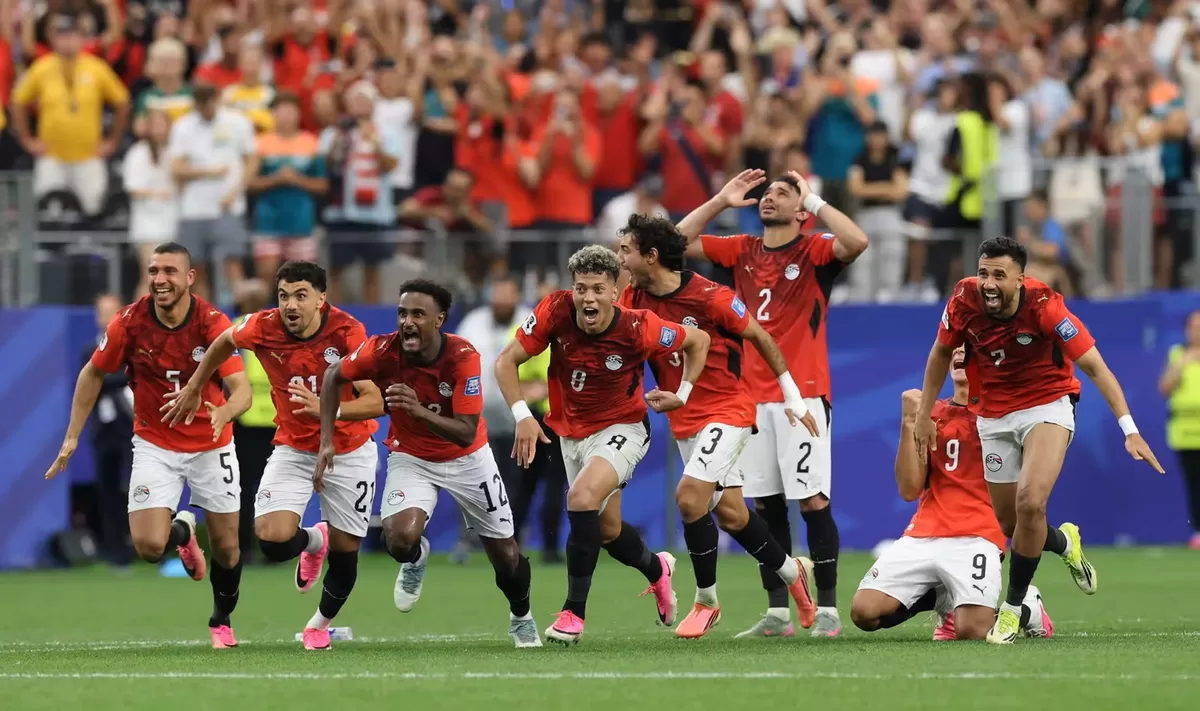 Pemain Mesir merayakan keberhasilan mengalahkan Australia melalui adu pinalti di babak 16 besar. Adu pinalti kini bisa didalami melalui sains nggak hanya faktor keberuntungan belaka.  (FIFA.com)