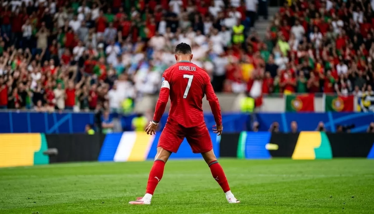 Cristiano Ronaldo menjadi salah satu dari sedikit atlet yang tetap bugar di usia yang sudah tidak muda lagi. Konsisten latihan dari kecil, hindari rokok dan alkohol menjadi salah satu sebab kebugaran tubuhnya layaknya usia 30-an di umur yang ke-41. (Instagram Cristiano Ronaldo/Google Geminni)