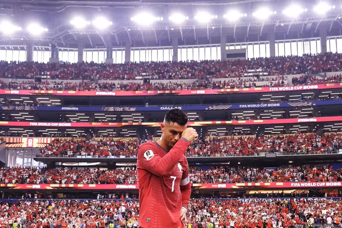 Cristiano Ronaldo memutuskan pensiun dari sepakbola internasional setelah kekalahan Portugal melawan Spanyol di babak 16 besar (7/7/2026). Cristiano masih menjadi satu-satunyaa pesebakbola pria yang mampu membuat gol di 6 Piala Dunia FIFA secara beuntun. (FIFA.com)