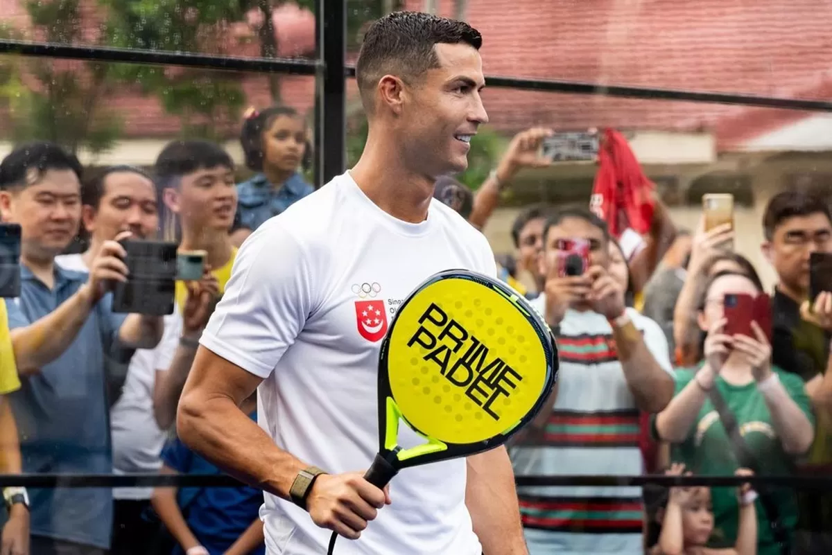 Cristiano Ronaldo menjadi salah satu pemain sepak bola yang hobi bermain padel. Banyak mantan atlet sepak bola setelah pensiun aktif di Padel bahkan berinvestasi di olah raga ini. Ada apa dengan Padel? (pejuang kantoran/dok. istimewa)