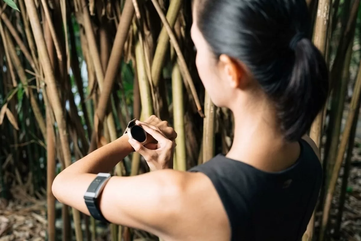 Kehadiran teknologi kebugaran wearable technology seperti smartwatch dan fitness tracker telah mengubah total cara kita beraktivitas fisik. Bukan lagi sekadar alat penghitung langkah, perangkat ini kini menjadi pelatih pribadi pintar yang siap mempersonalisasi rutinitas olahraga. (Pejuang Kantoran/Google Gemini)