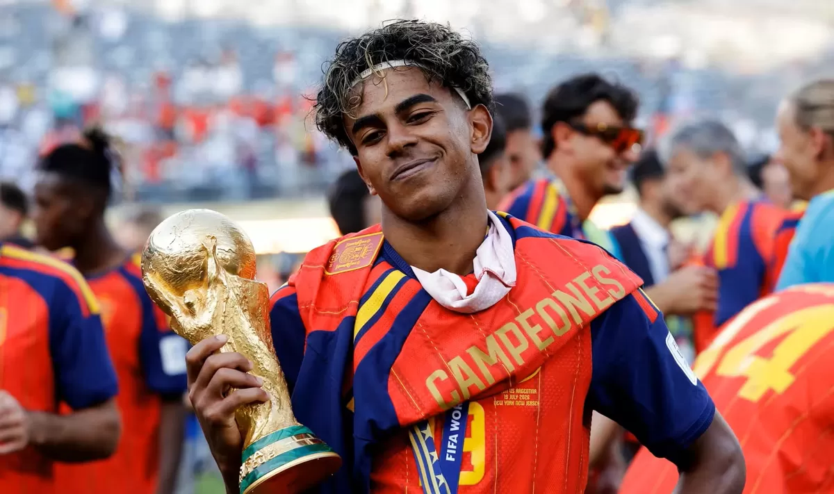 Juara Dunia FIFA 2026 bersama Timnas Spanyol, Lamine Yamal sukses menorehkan sejarah sebagai salah satu pemain muda yang mampu memenangkan Piala Dunia.  (FIFA.com )