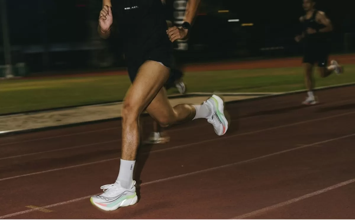 Saucony baru saja merilis Super Shoes terbarunya Saucony Endorphin Elite 3. Sepatu pelat carbon kini menjadi tren lari tersendiri. Terbukti bisa meningkatkan performadan running economy bagi pelari rekreasional. Tetapi otot penunjang lari tetap harus mendukung, untuk menghindari cedera. (Instragram Saucony Indonesia/Google Gemini)