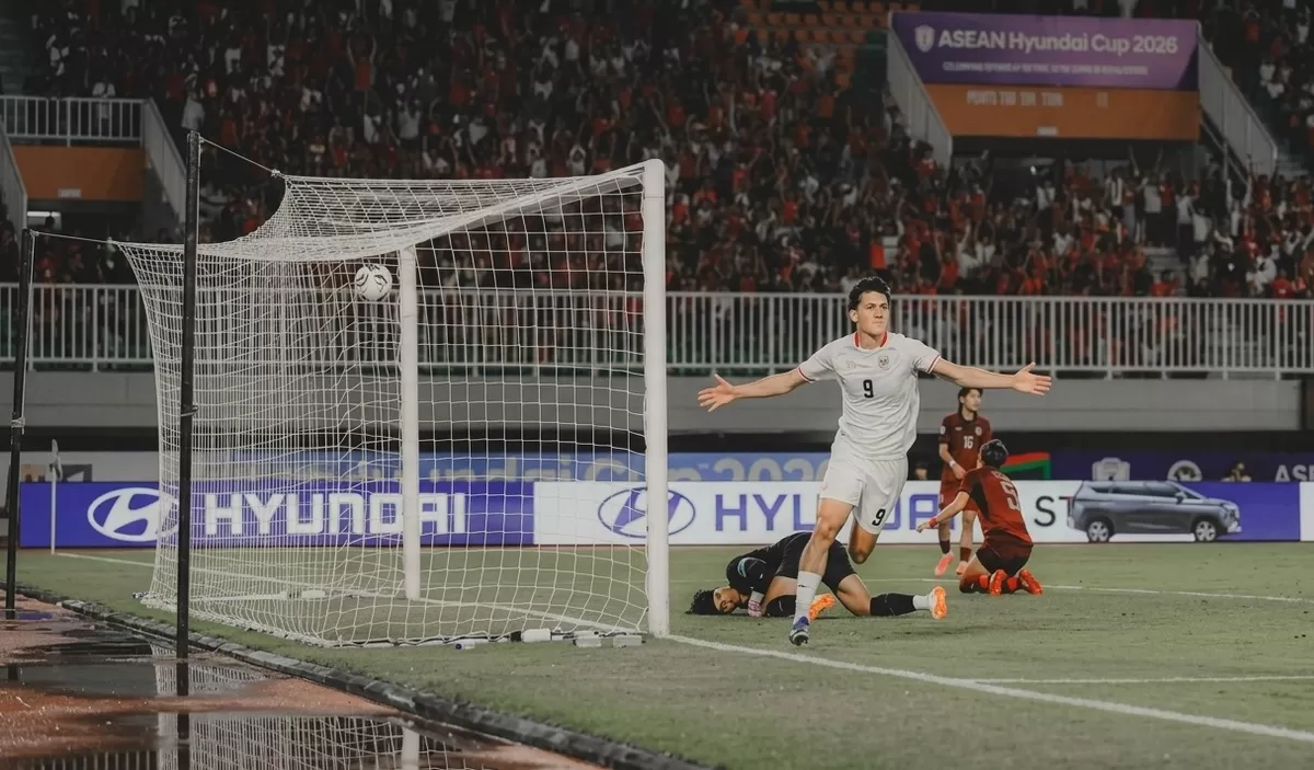 Mitchell Baker menjadi Bintang baru Timnas Indonesia. Ciptakan hattrick di pertandingan pertama Indonesia melawan Kamboja pada ASEAN Hyundai Championship. Tinggi badan yang menjulang 196 cm membuat dia dijuluki Indonesian Haaland. (Instagram Mitchell Baker/Google Gemini)