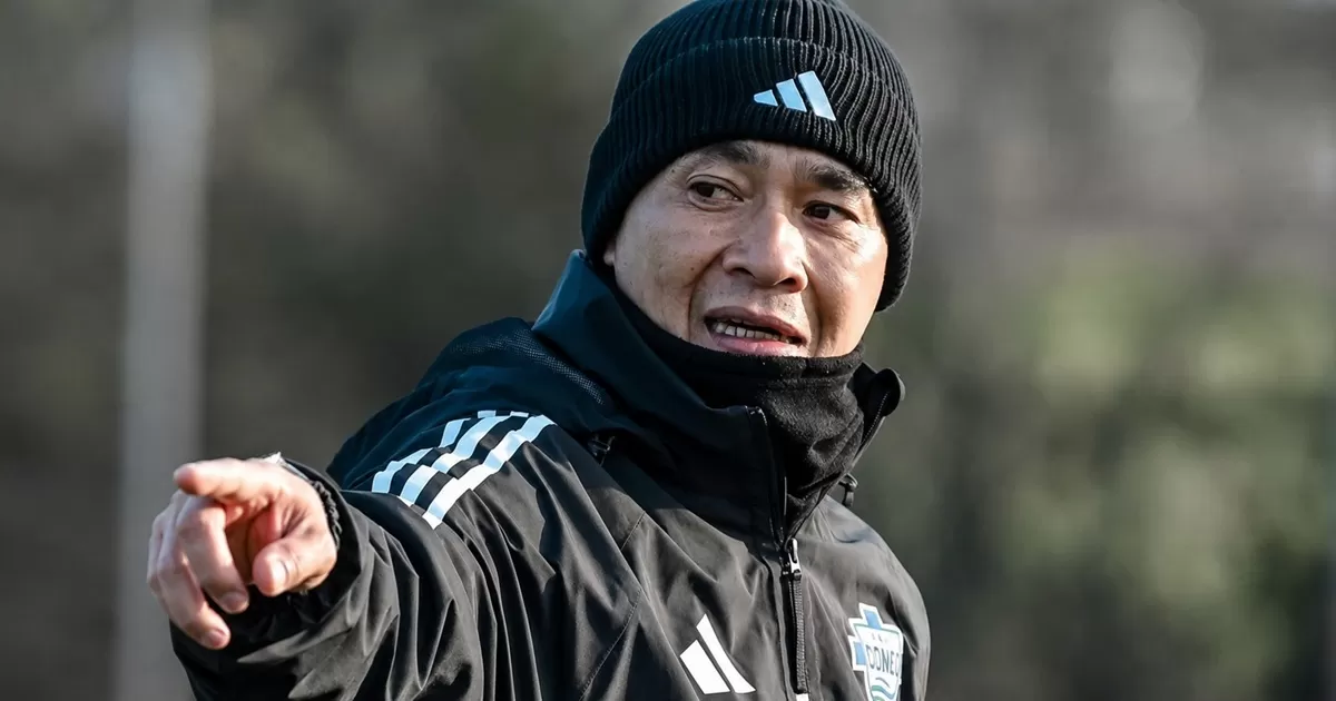 Meski banyak sekali pemain yang ingin bergabung di Indonesia All Stars menghadpai Aston Villa, pelatih kepala Kurniawan Dwi Yulianto ingin menghormati klub asal pemain. (Instagram @kurniawanqana)