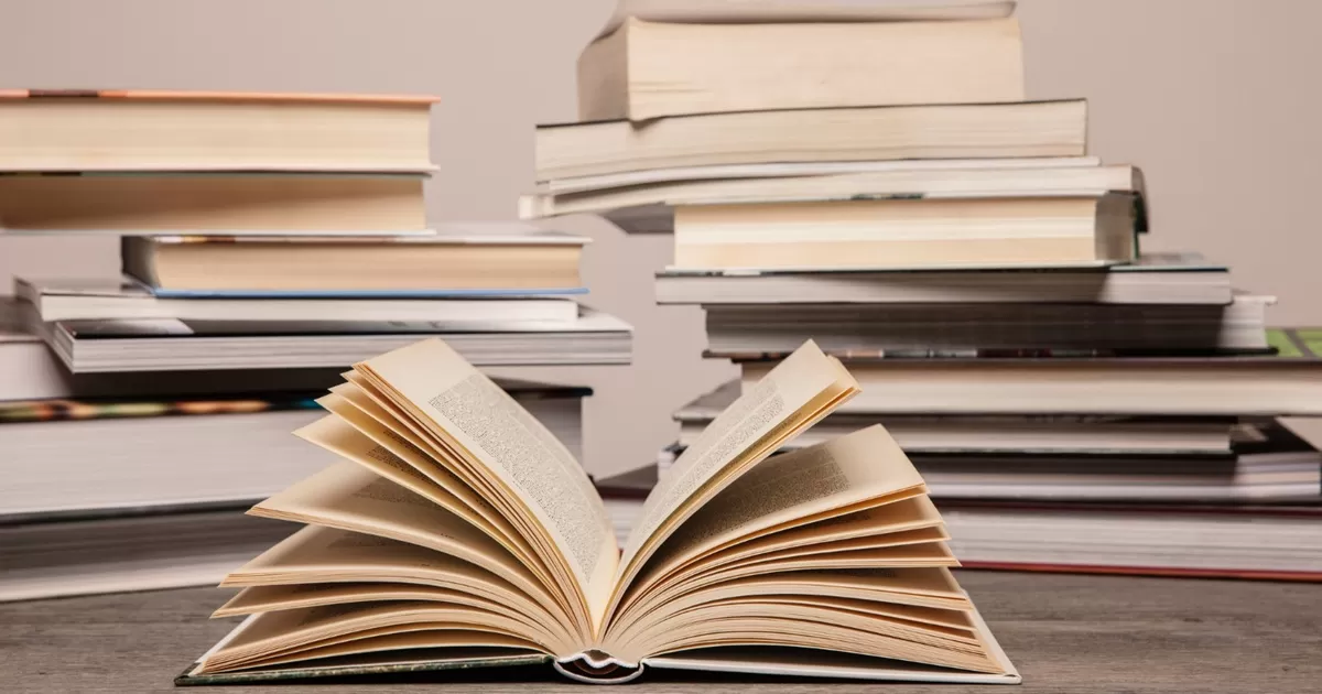 Ilustrasi: Perusahaan teknologi membeli buku-buku dalam jumlah besar untuk melatih AI, lalu menghancurkan sisa bukunya. (Magnific)