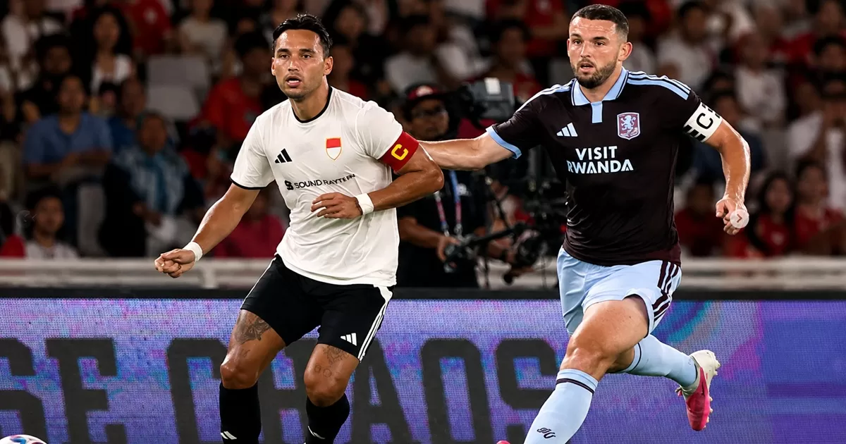 Ezra Walian (kiri) dan John McGinn saat laga persahabatan Indonesia All Stars vs Aston Villa di Stadion Utama Gelora Bung Karno, Sabtu (1/8/2026). (Instagram @ezrawalian)