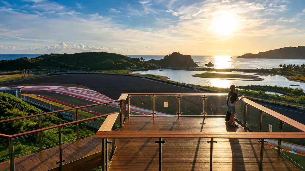 Kawasan Kuta Mandalika menjadi salah satu destinasi sport tourism andalan di wilayah Indonesia Timur. Salah satu spot andalan adalah Pertamina Mandalika International Circuit, yang memiliki pemandangan indah dan menjadi ajang balap internasional seperti MotoGP. (Instagram adhitya_n)
