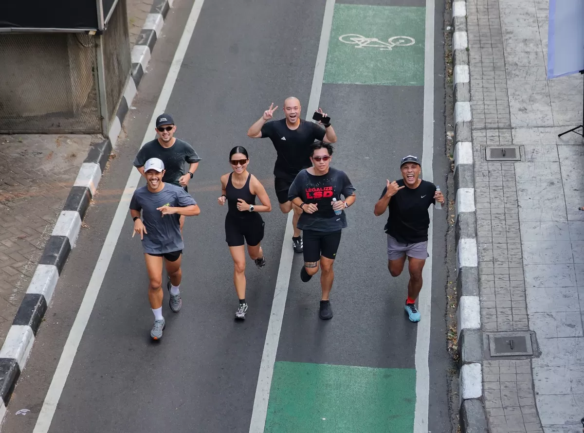 Running club kini menjadi salah satu tren kebugaran yang paling digemari oleh Gen Z. Fenomena ini bukan sekadar mengikuti tren media sosial, tetapi juga mencerminkan perubahan cara pandang Gen Z terhadap olahraga, kesehatan, dan interaksi sosial. (Instagram @eatdrinksleepwell - manifest running team)
