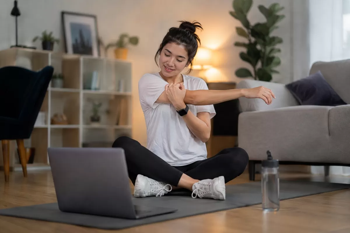 Low effort workout menjadi pilihan menarik bagi pekerja muda yang ingin tetap aktif meski energi setelah bekerja sudah terkuras. Tak harus menghabiskan waktu berjam-jam di gym aau di gelanggang olahraga, olahraga ringan selama 15&ndash;30 menit. (ChatGPT/PejuangKantoran.com)