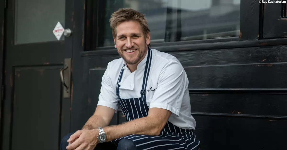 Chef Curtis Stone bekerja sama dengan Qatar Airways untuk menyajikan three course menu di business class. (Penguin Book)