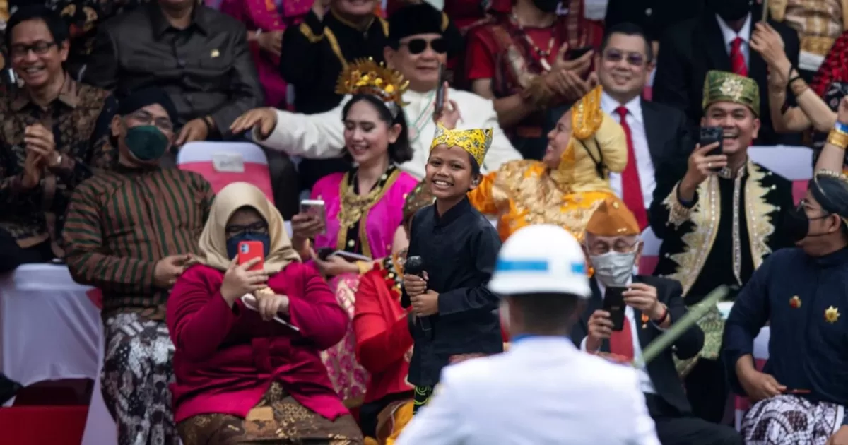 Farel Prayoga (tengah) ketika tampil di peringatan HUT Kemerdekaan RI ke-77 di Istana Merdeka, Jakarta (17/8/2022). (Antara Foto/Sigid Kurniawan)