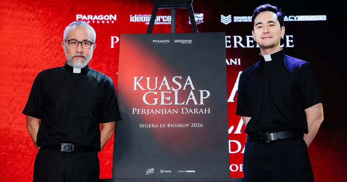 Film "Kuasa Gelap: Perjanjian Darah" kembali menghadirkan pengalaman eksorsisme Romo Rendra (Lukman Sardi) dan Romo Thomas (Jerome Kurnia). (Instagram @kuasagelap.id)