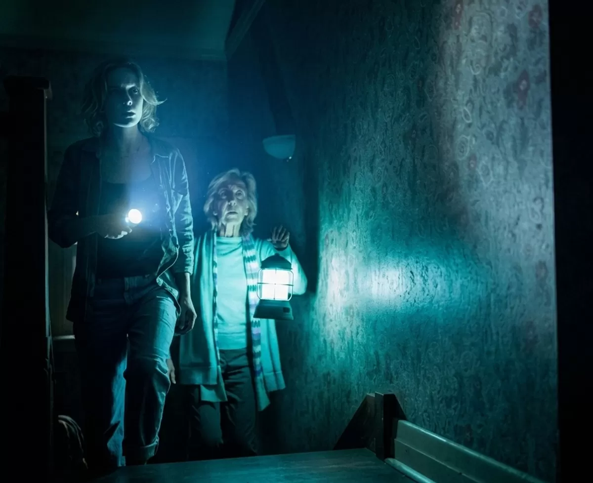 Insidious: Out of the Further menjadi babak terbaru dari franchise horor Insidious yang selama ini bermain di premis dunia setelah kematian yang disebut The Further. Dimana dunia tersebut berisi arwah penasaran dengan pikiran yang jahat dan berniat kembali ke dunia manusia untuk membuat kekacauan.  (Sony Pictures)
