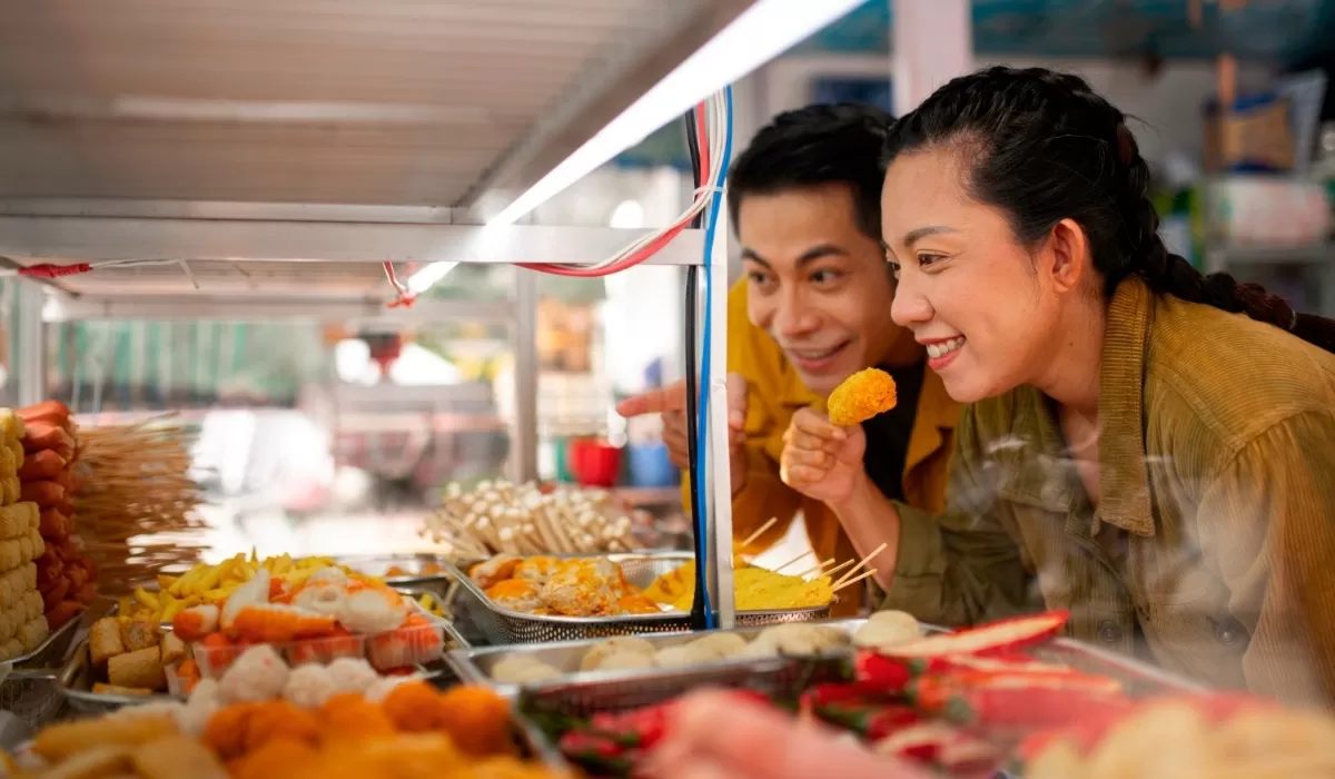 Ilustrasi: Sebelum menikmati makanan, jasa, atau barang lain yang kamu beli saat belanja di luar negeri, pastikan kamu sudah sepakat dengan harganya. (Freepik)