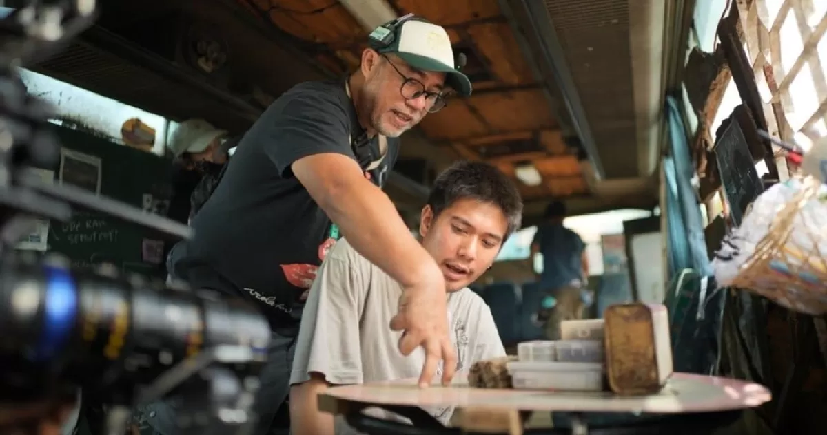Sutradara Edy Khemod mengarahkan Iqbaal Ramadhan dalam film Operasi Pesta Copet. (IMDb)