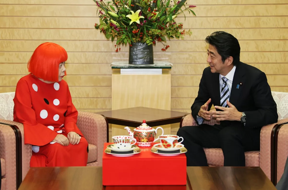 Yayoi Kusama dan Shinzo Abe (Wikimedia)
