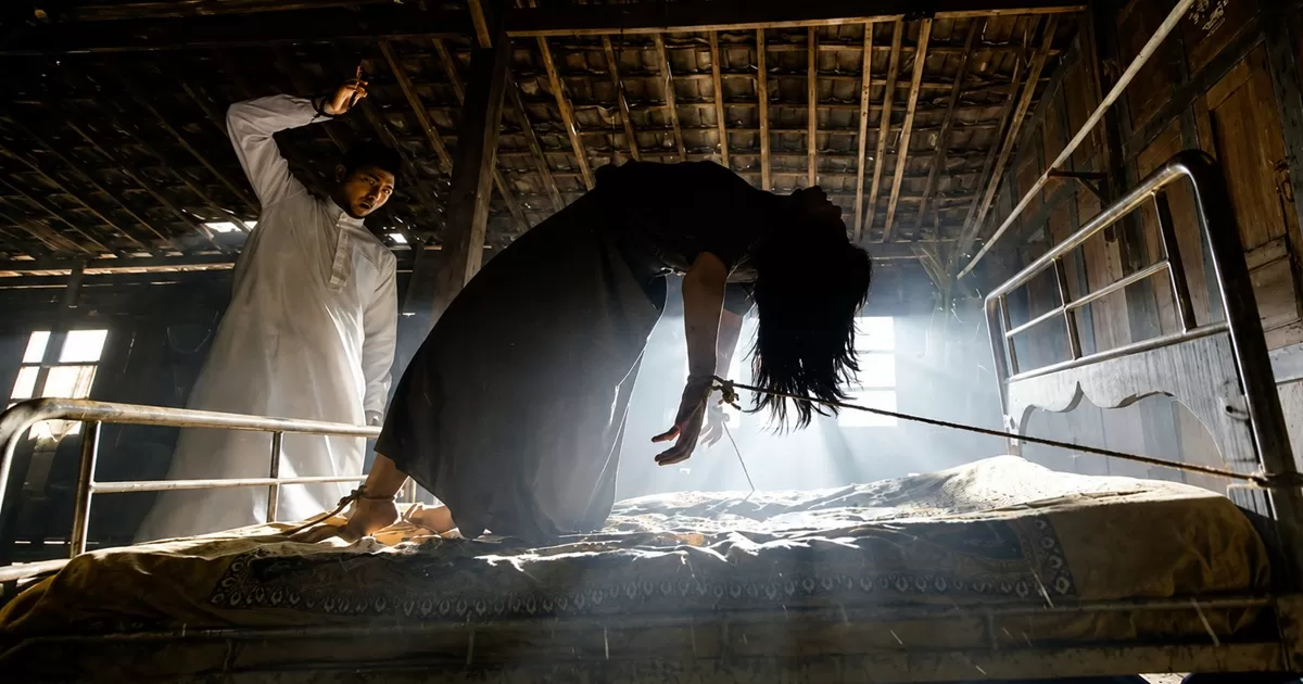 Arya Saloka dan Widi Dwinanda yang berperan sebagai istrinya di film Munafik: Melawan Iblis. (IMDb)