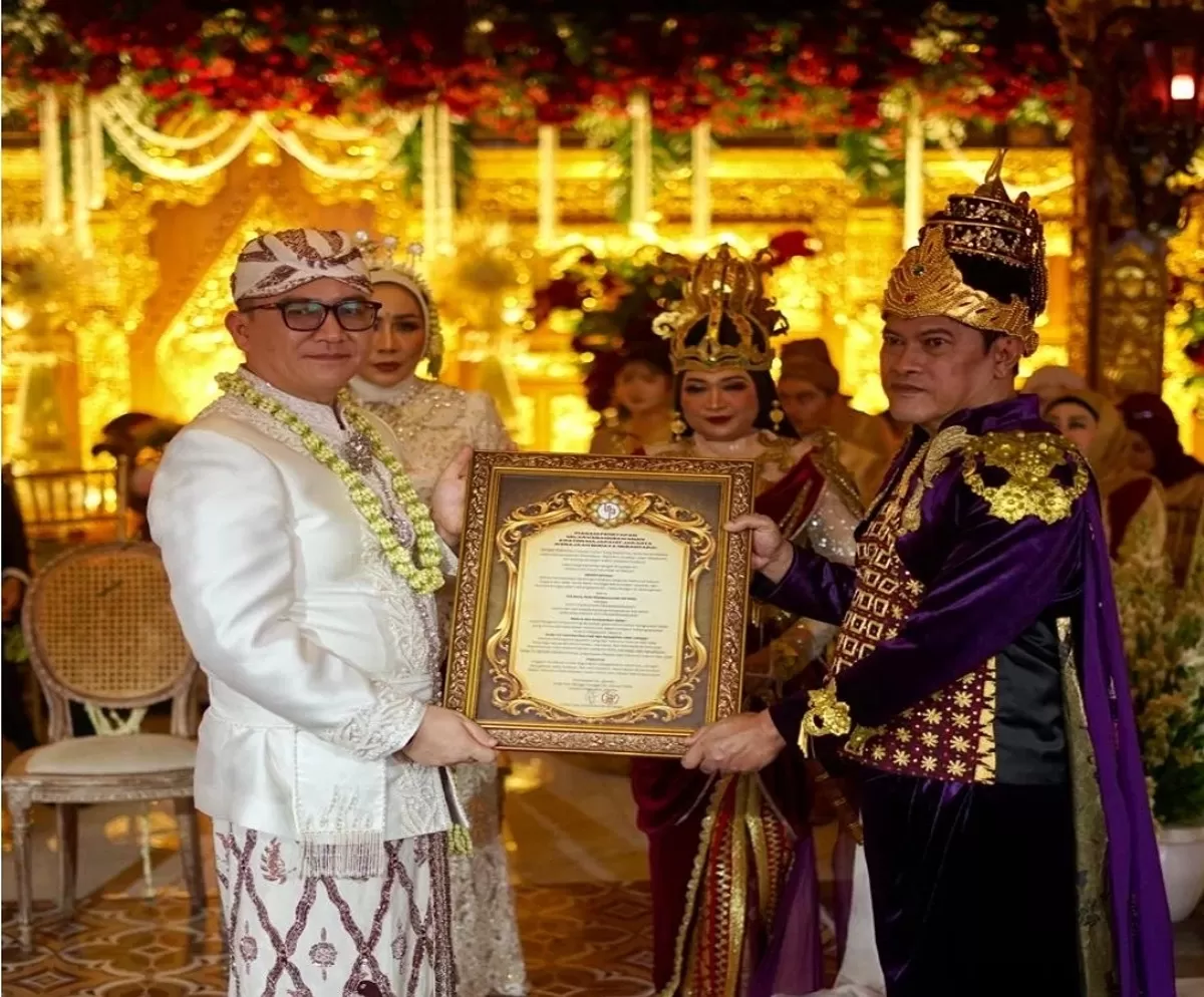 Pasangan syami istri dianugerahkan gelar kebangsawanan dari Kraton Majapahit (Dok.KILAT)