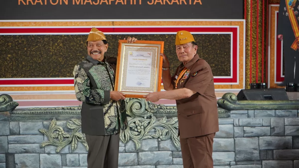 Kraton Majapahit menerima sertifikat dari LVRI (Izhar/ Kilat.com)