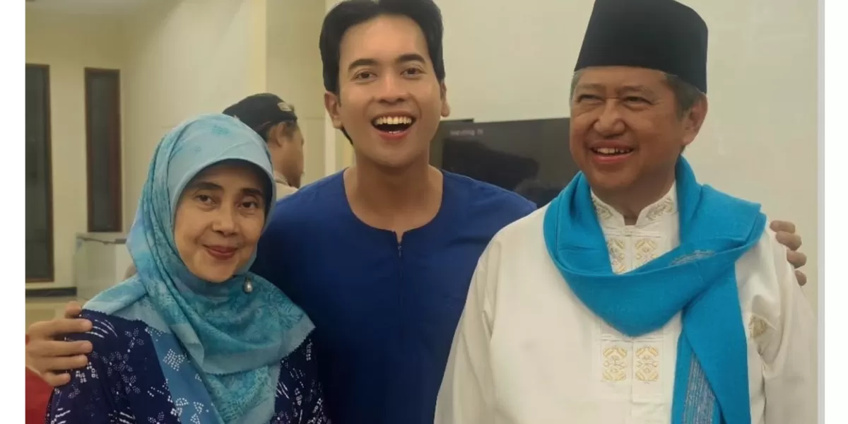 Egi Fazri bersama ibu dan ayah Vidi Aldiano (Instagram @egifazri35)