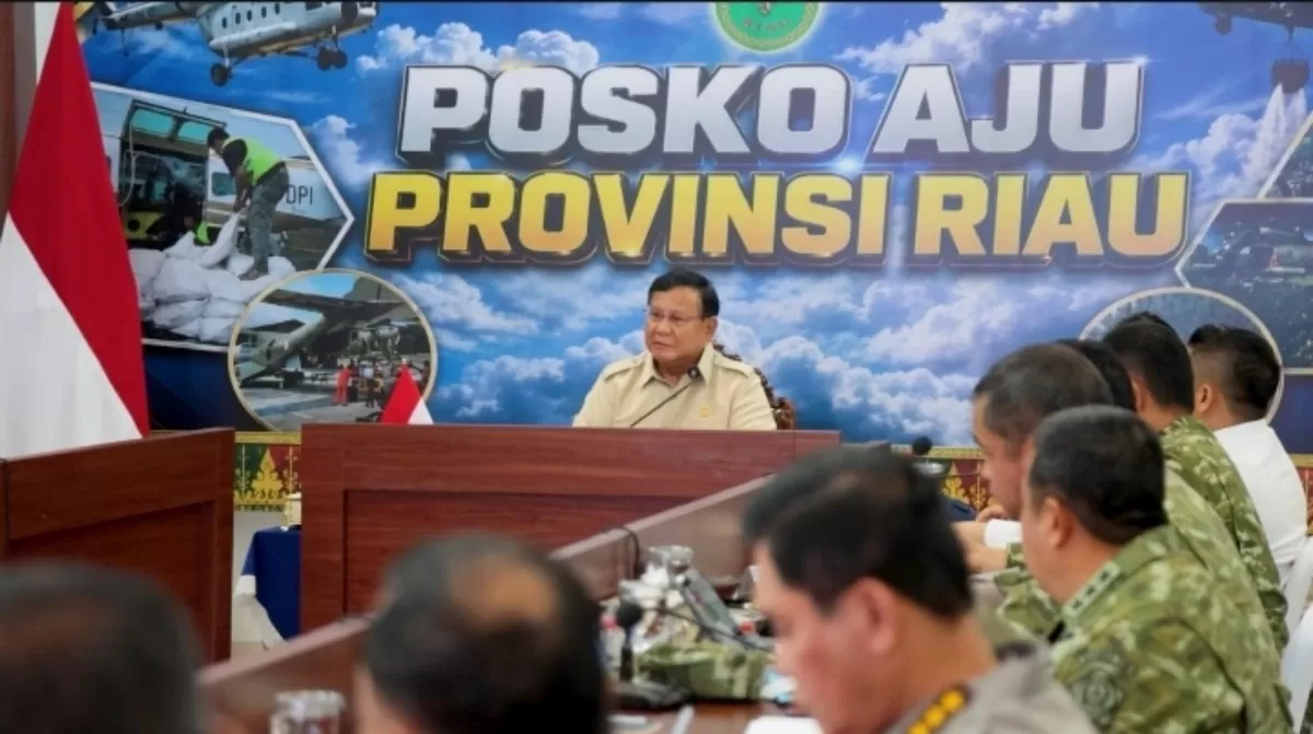 Dalam rapat penanganan karhutla di Pekanbaru, Riau, Presiden RI Prabowo Subianto menekankan agar pembangunan sumur bor segera dilakukan. Senin, (24/8/2026). (Foto: Bakom RI)