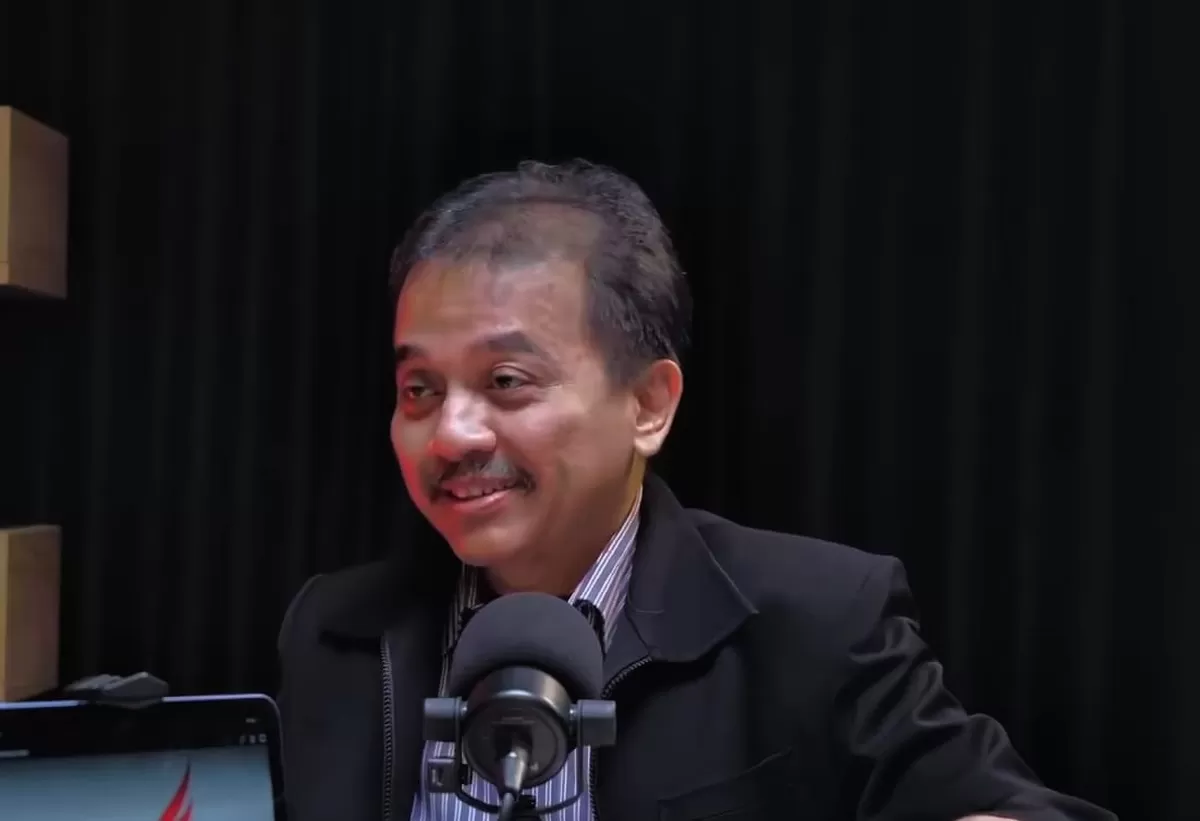 Roy Suryo bocorkan perilisan buku tentang Wapres Gibran Rakabuming. (YouTube/Bambang Widjojanto)