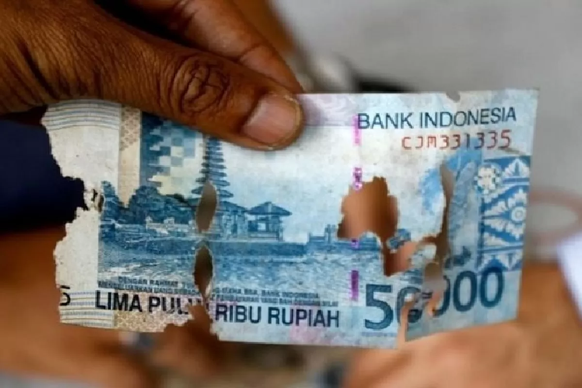 Cari tahu apakah uang sobek masih bisa ditukar di bank! Simak syarat dan ketentuan dari Bank Indonesia agar uang rusak tetap bernilai. (Ajaib)