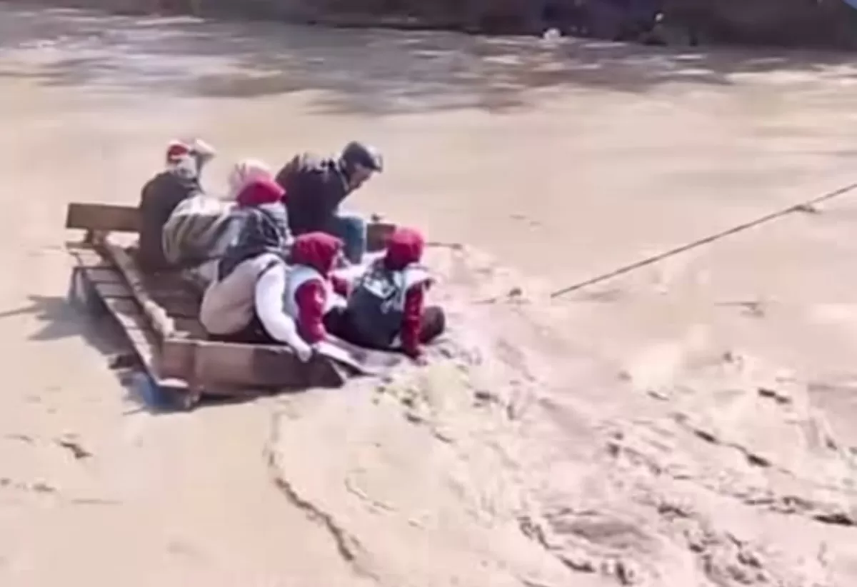 Relawan saat menyeberangi Sungai Kala Ili di Aceh Tengah hanya dengan rakit. (Instagram/keber_gayo)
