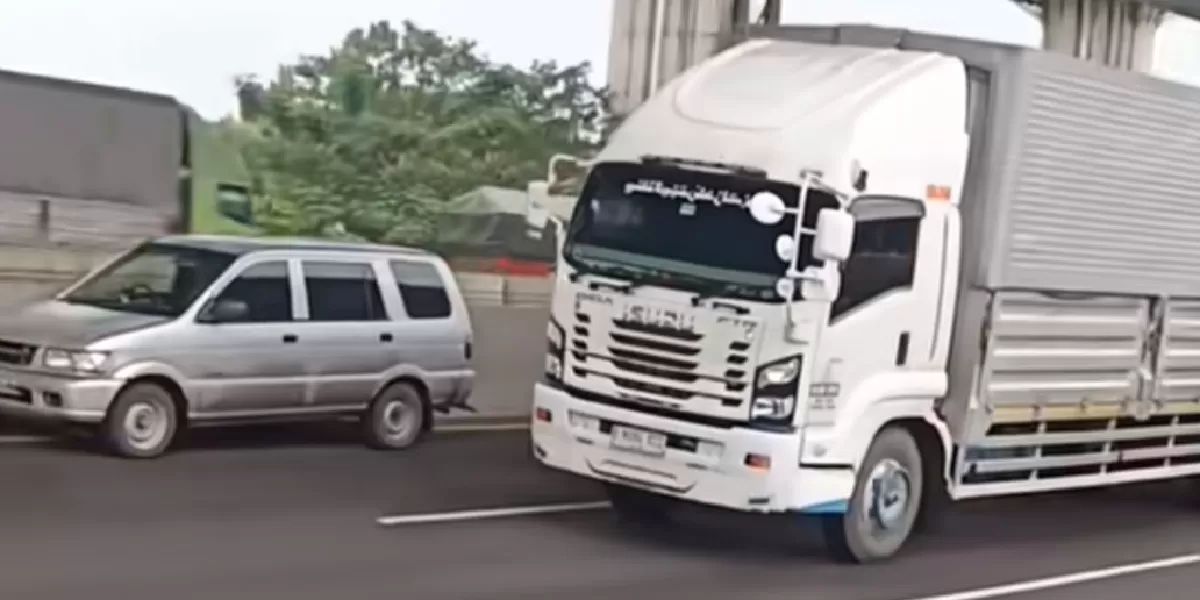 Viral di media sosial truk wingbox mengawal mobil Panther di Tol Japek.  (TikTok / nedy15a)