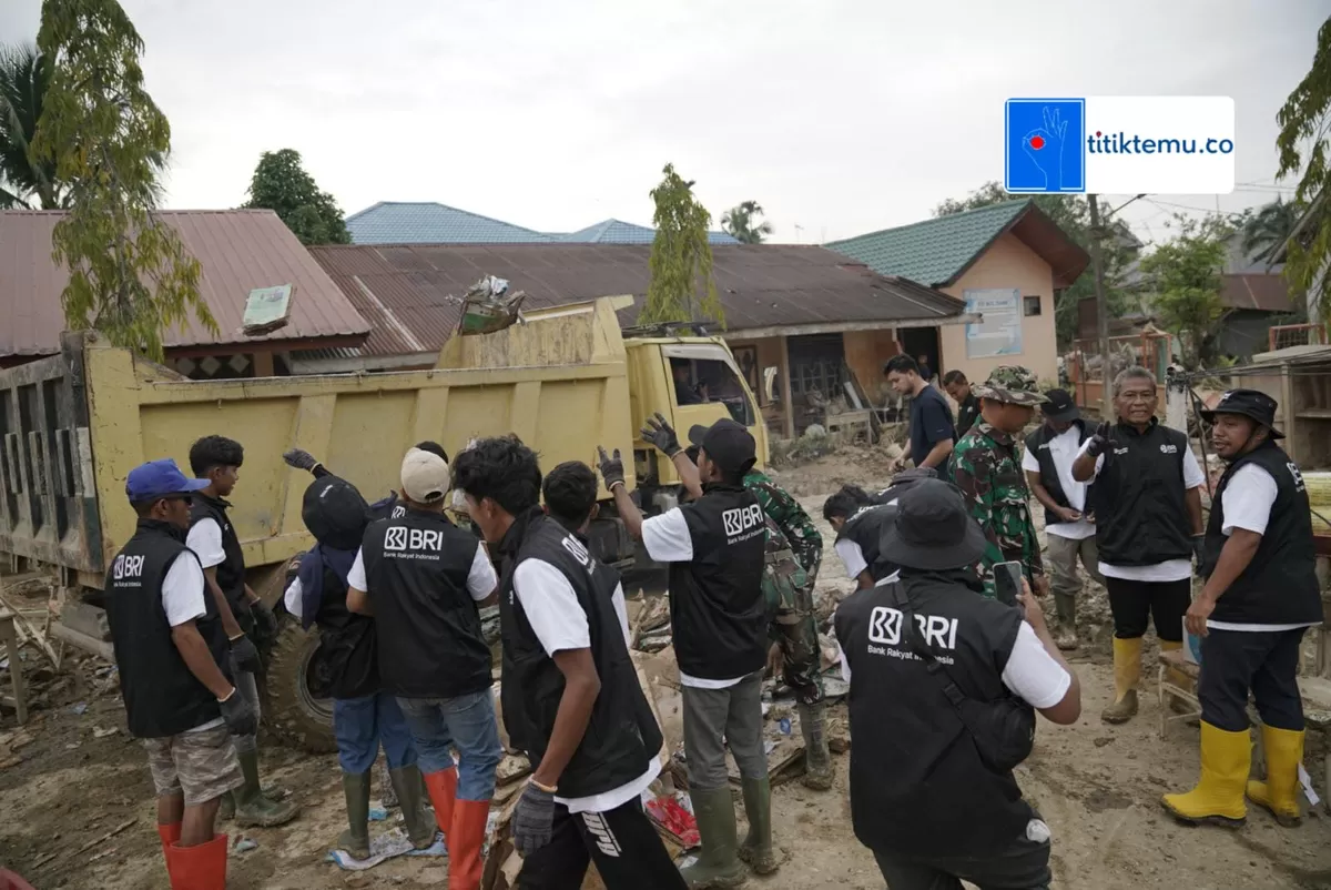 Relawan BRI Peduli Terjun Langsung Bersihkan Sarana Umum Hingga Sekolah yang Terdampak Pasca Bencana Aceh Sumatra (BRI/TitikTemu)