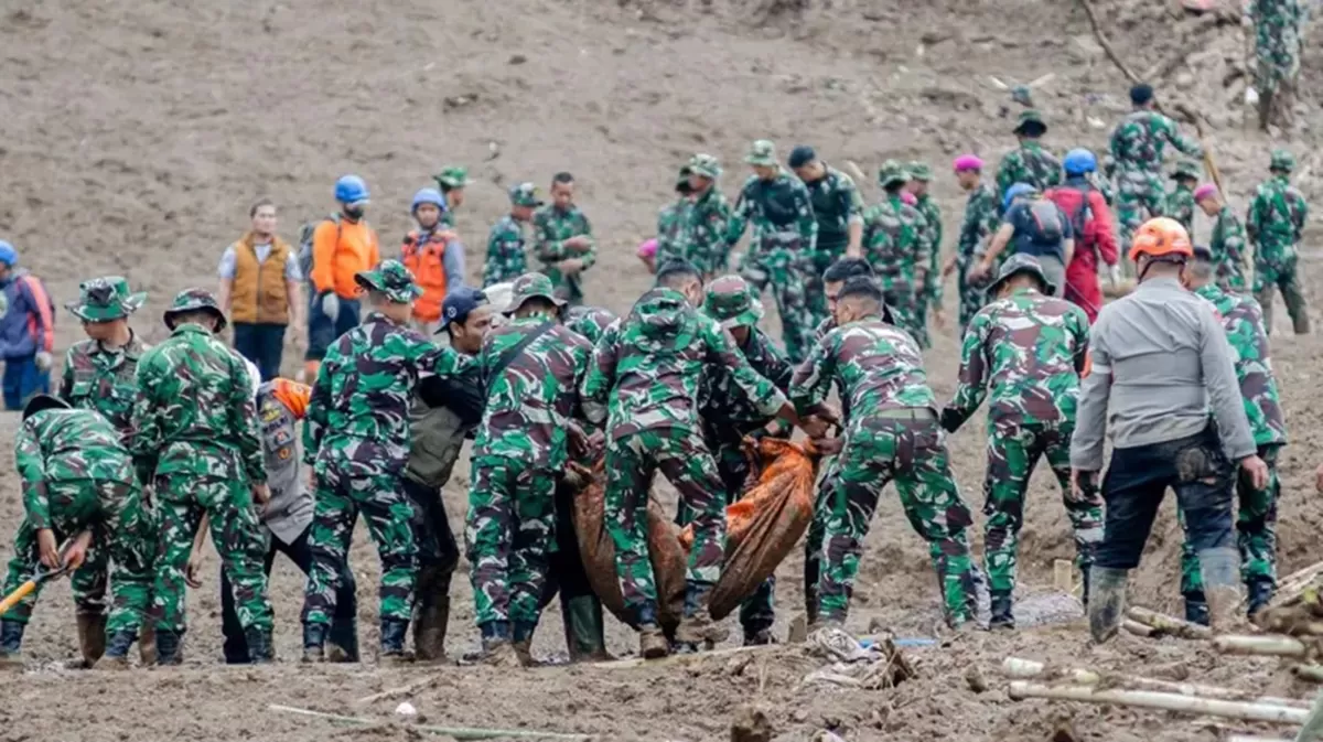 Update Longsor Cisarua Bandung Barat, 47 Jenazah Dievakuasi. (ANTARA FOTO/Abdan Syakura/tom)