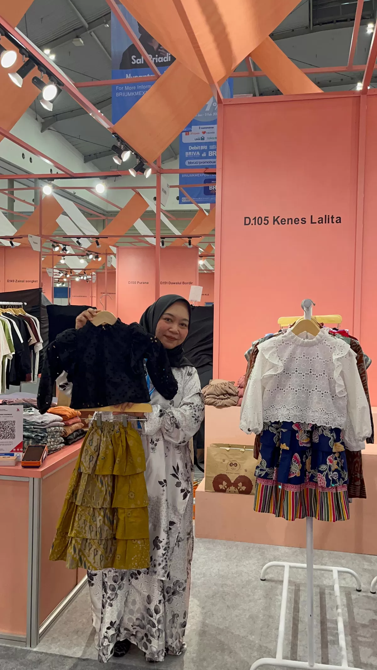 Effy Retno Indarwati pemilik usaha Kenes Lalita  dengan hasil karyanya (Dok. BRI)