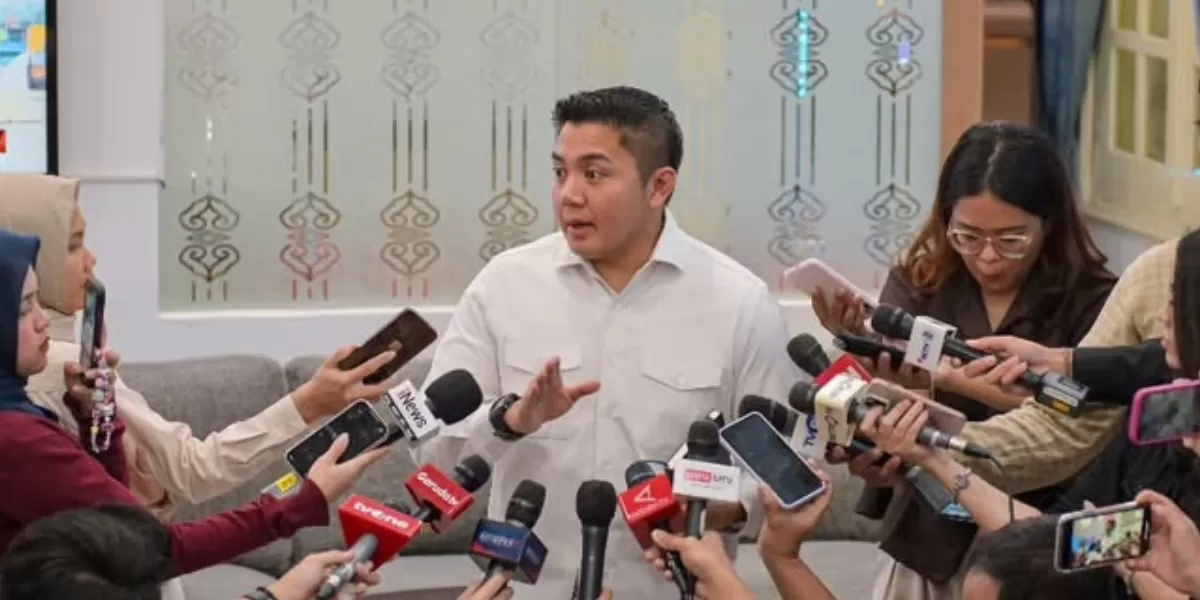 Teddy Indra Wijaya membantah kabar Presiden Prabowo Subianto menggunakan dua pesawat kepresidenan saat berkunjung ke luar negeri. (Dok. Setkab RI)