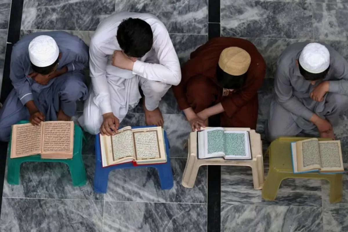 Kisah-Kisah Sahabat Nabi dan Ulama Gemar Baca Al Quran Saat Ramadhan, dari Umar bin Khatab hingga Imam Bukhari. (EPA-EFE/ARSHAD ARBAB)