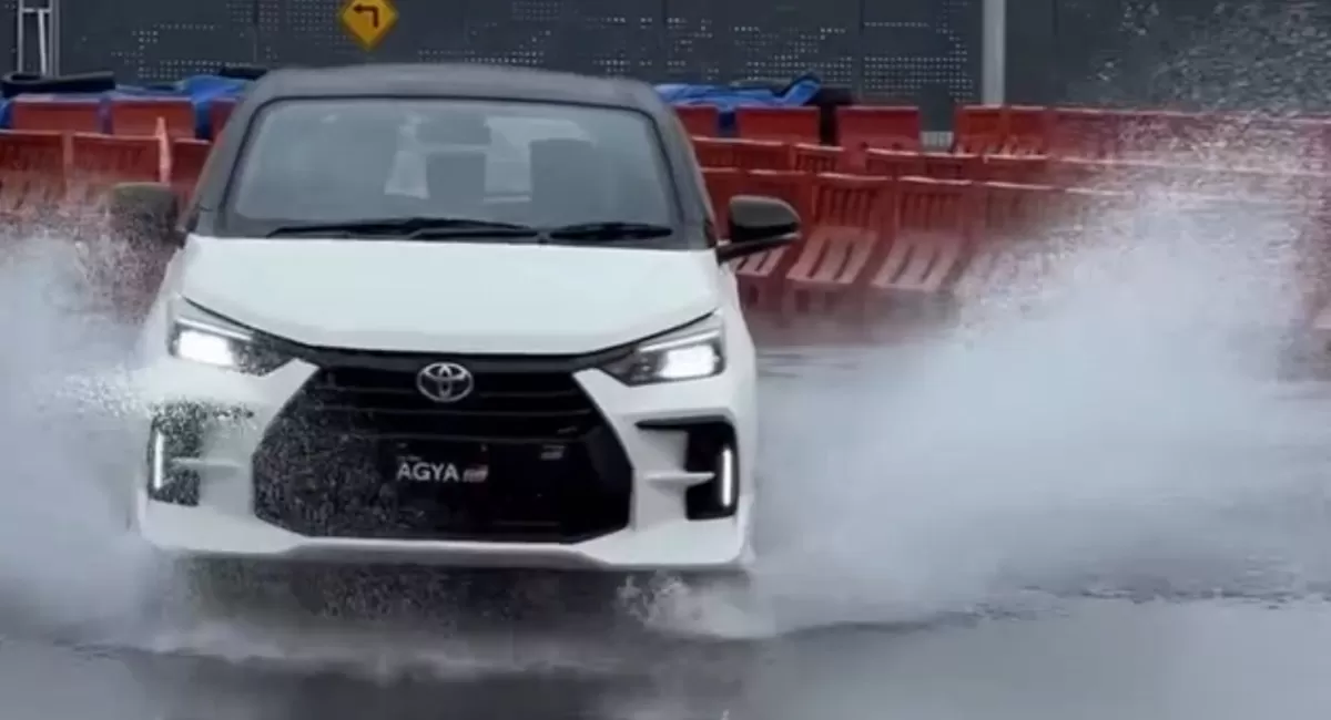Toyota Agya GR Sport, city car sporty dengan konsumsi BBM irit hingga 20 km/liter. Pilihan ideal untuk harian dan perjalanan jauh!