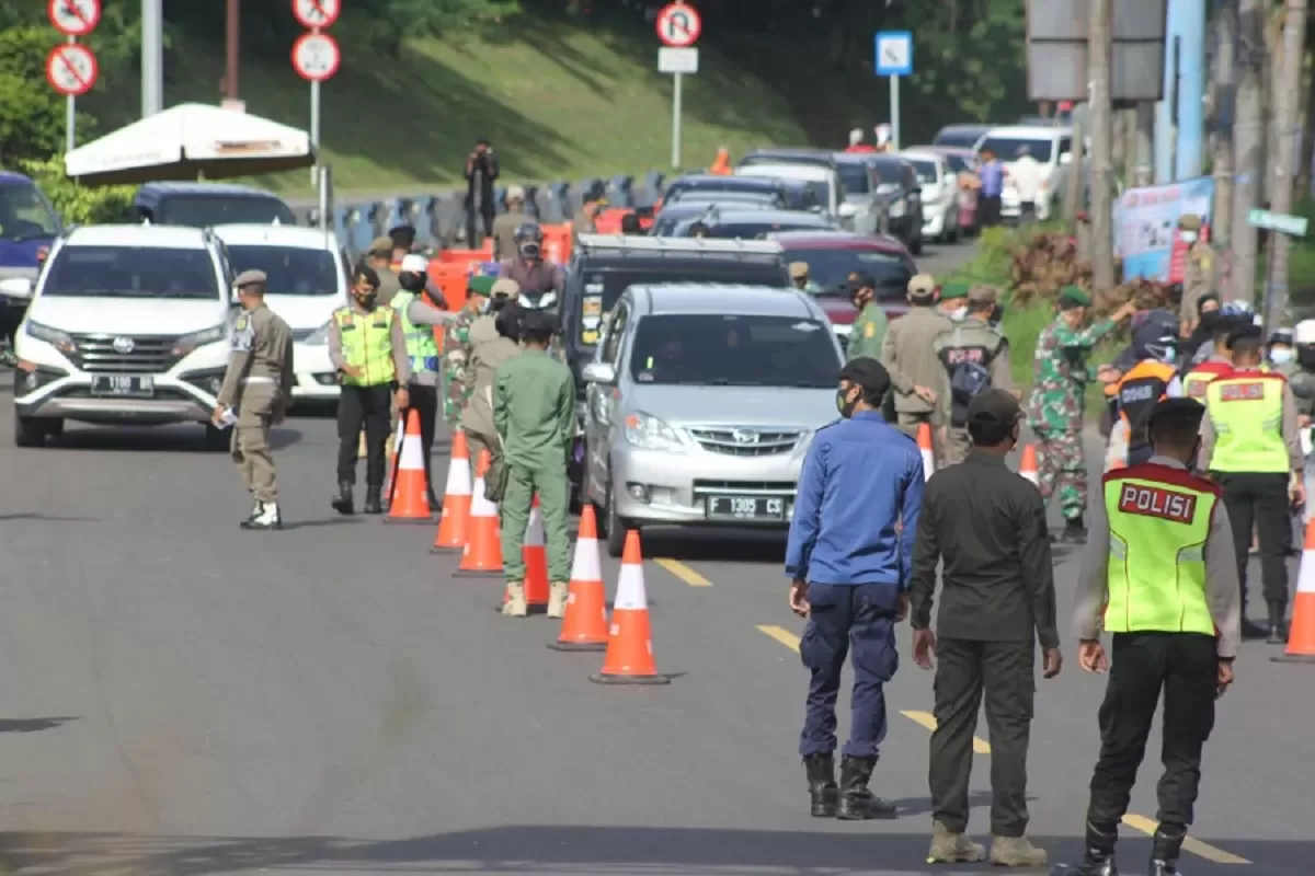 Ganjil genap ditiadakan. Cek jadwal one way Jalur Puncak 6-7 Juni 2026 untuk perjalanan liburan yang nyaman.