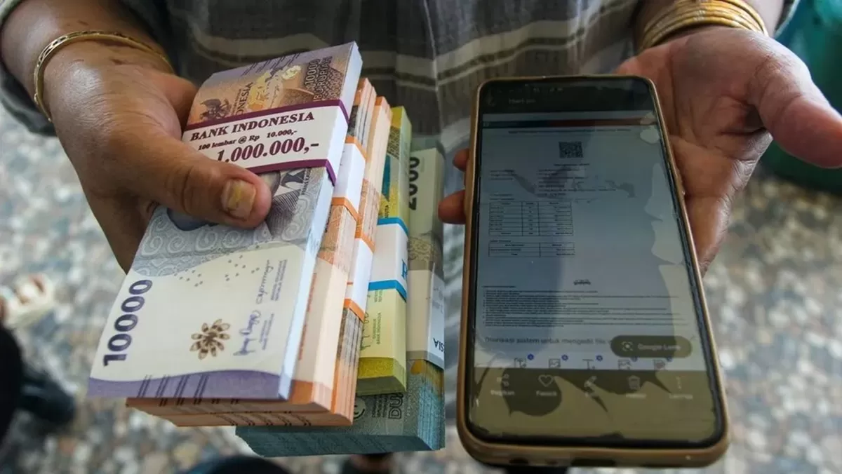 Untuk mengakomodasi tingginya penukaran uang baru, Bank Indonesia (BI) membuka layanan penukaran uang rupiah melalui situs PINTAR BI. (ANTARA FOTO/Mega Tokan)