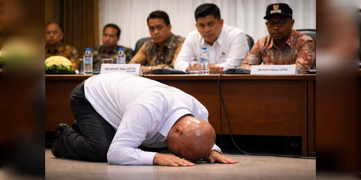 Foto ilustrasi Bupati Nias Utara sujud minta perhatian pusat untuk 30 daerah 3T (Desain AI )