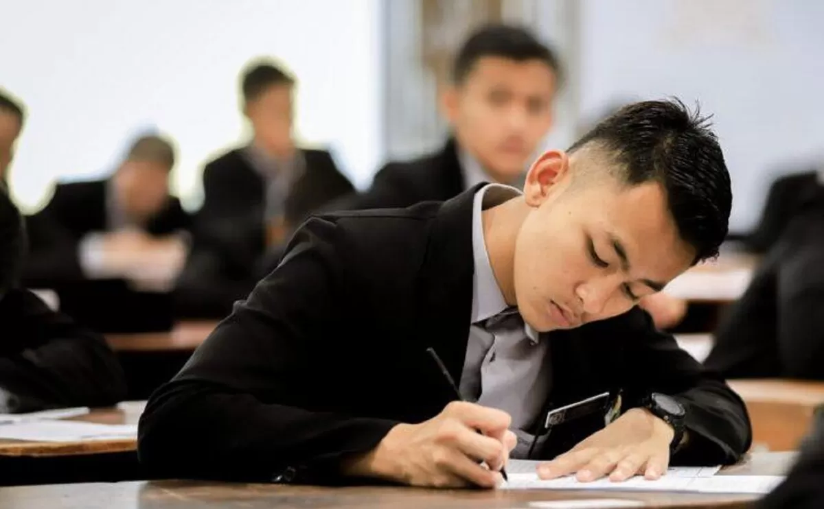 Ilustrasi cara keluar dari Exambrowser TKA 2026 di laptop Windows dan MacBook.  