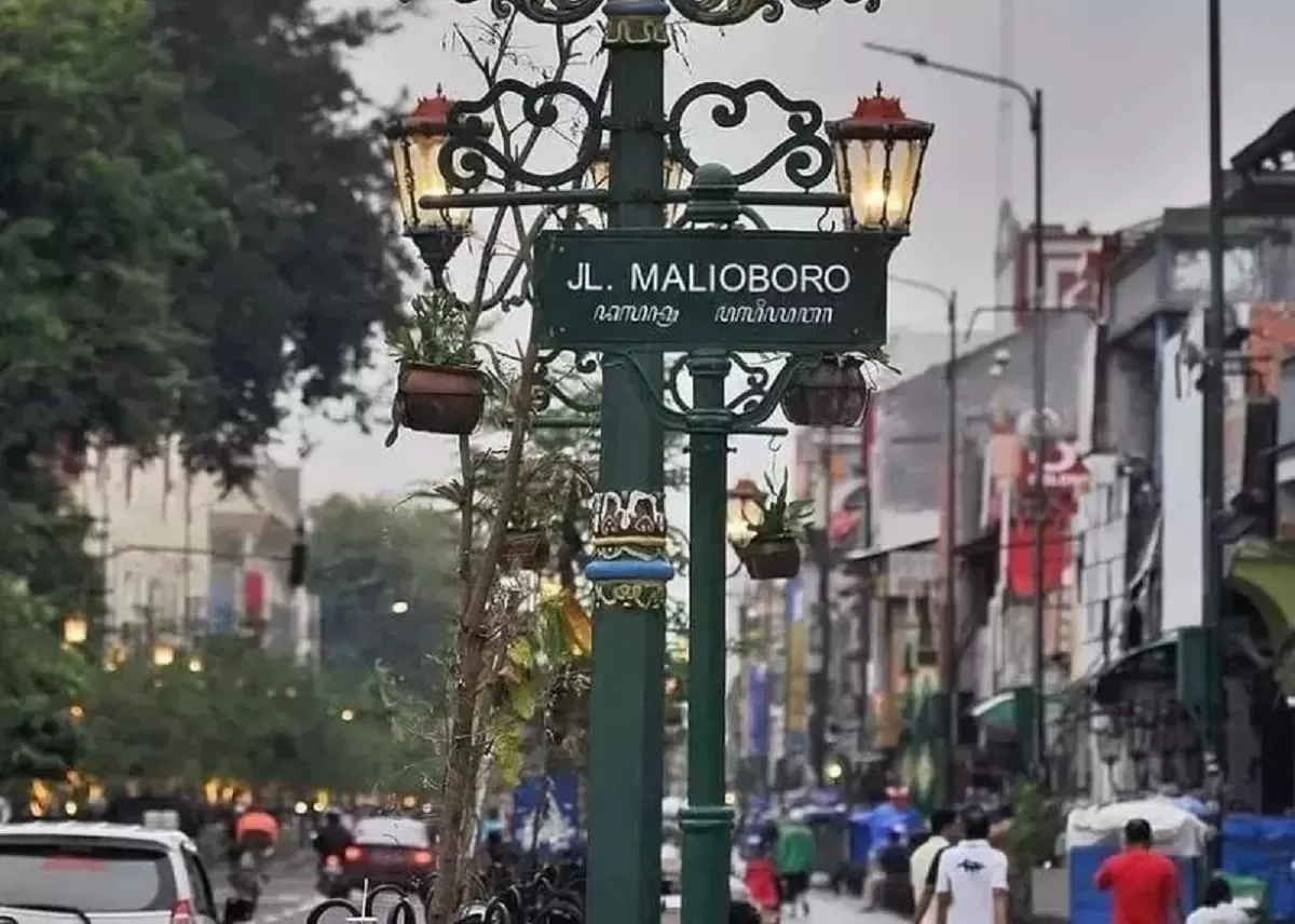 Rute tercepat ke Malioboro untuk motor, mobil, dan bus. Panduan lengkap hindari macet dan lokasi parkir strategis di kawasan Malioboro.