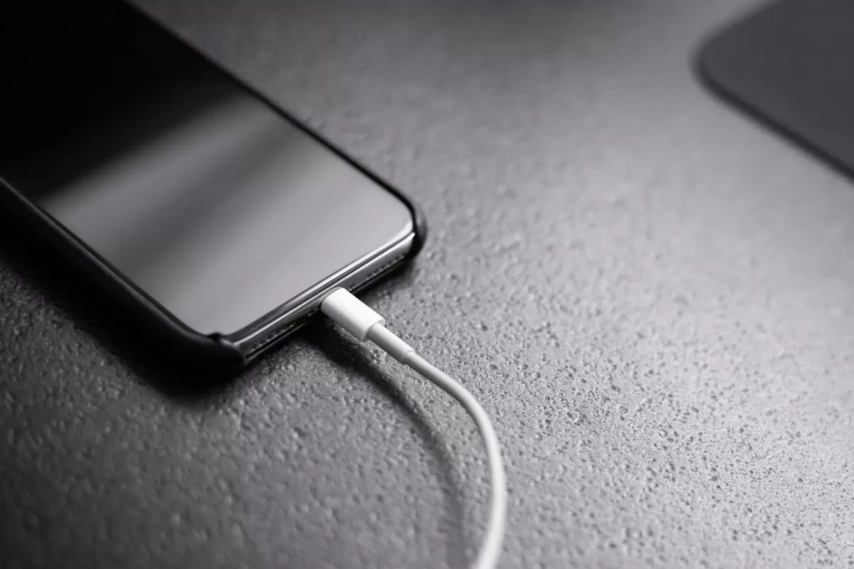 Rekomendasi HP Android dan iPhone Fast Charging Termurah, Baterai Penuh dalam Hitungan Menit. (Unplash)