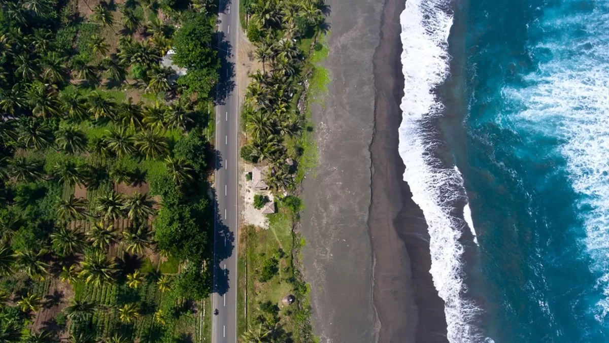 Jalur Pansela Jadi Alternatif Terbaik Mudik Lebaran 2026, Rute Indah Sepanjang Pantai Selatan Jawa. (ANTARAFOTO)