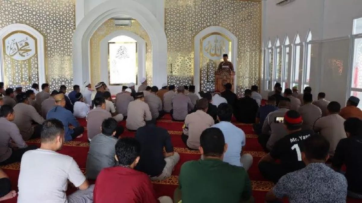 Hukum shalat Jumat setelah Idul Fitri di hari Jumat sering dipertanyakan. Simak pandangan ulama tentang dispensasi dan keutamaannya!
