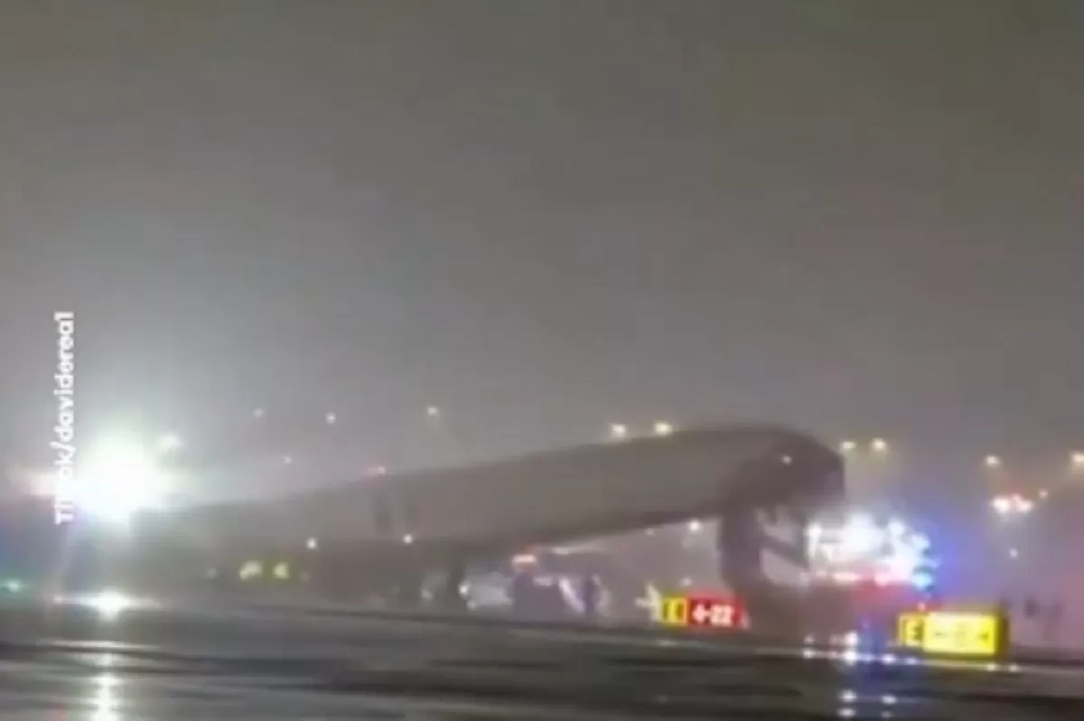 Kecelakaan pesawat Air Canada menabrak truk pemadam kebakaran di Bandara LaGuardia tewaskan dua pilot dan puluhan luka akibat kegagalan komu